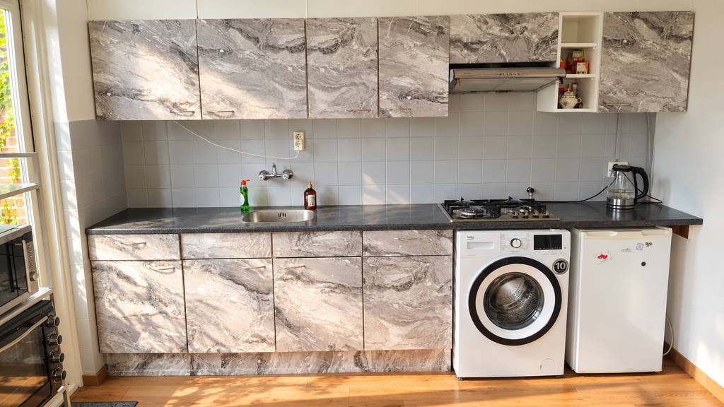 Dom na sprzedaż w Tilburgu – Bellinistraat 191 zonnige moderne keuken met marmerlookkasten